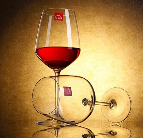 節日餐桌,需要幾套酒杯?